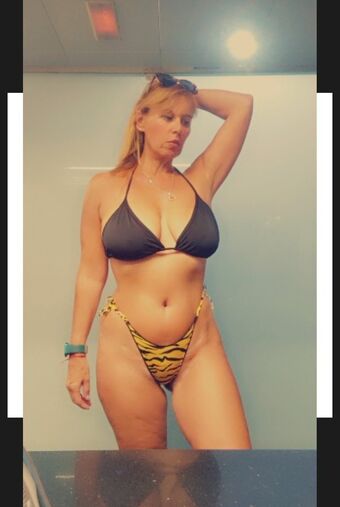 aliboni001 / aliboni / Alicia Bonilla / a spaniard cougar milf Foto Desnuda Filtrada OnlyFans 13