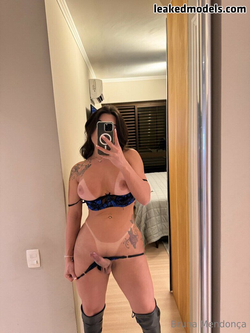 bruna mendonça's seductive pose