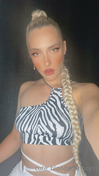 cute_blonde_princess