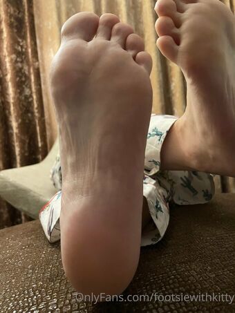 footsiewithkitty