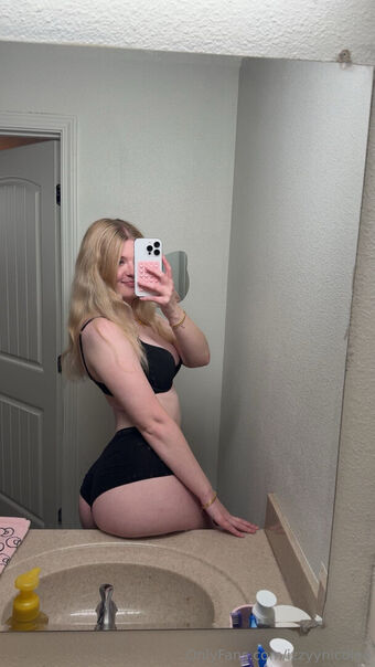 izzyynicolee Foto Desnuda Filtrada OnlyFans 24