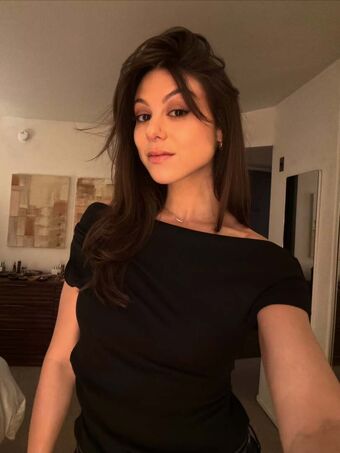 Kira Kosarin Foto Desnuda Filtrada OnlyFans 365
