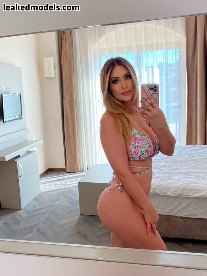 Lizy P ass on display from behind