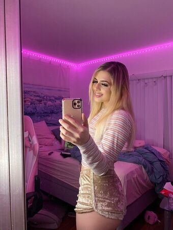 Nikkibebe_