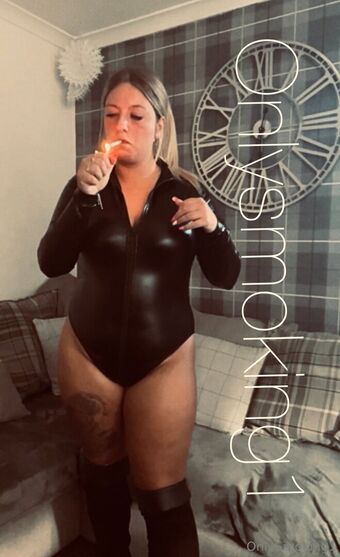 onlysmoking1 Foto Desnuda Filtrada OnlyFans 3