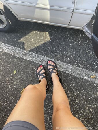 thebarefootcutie