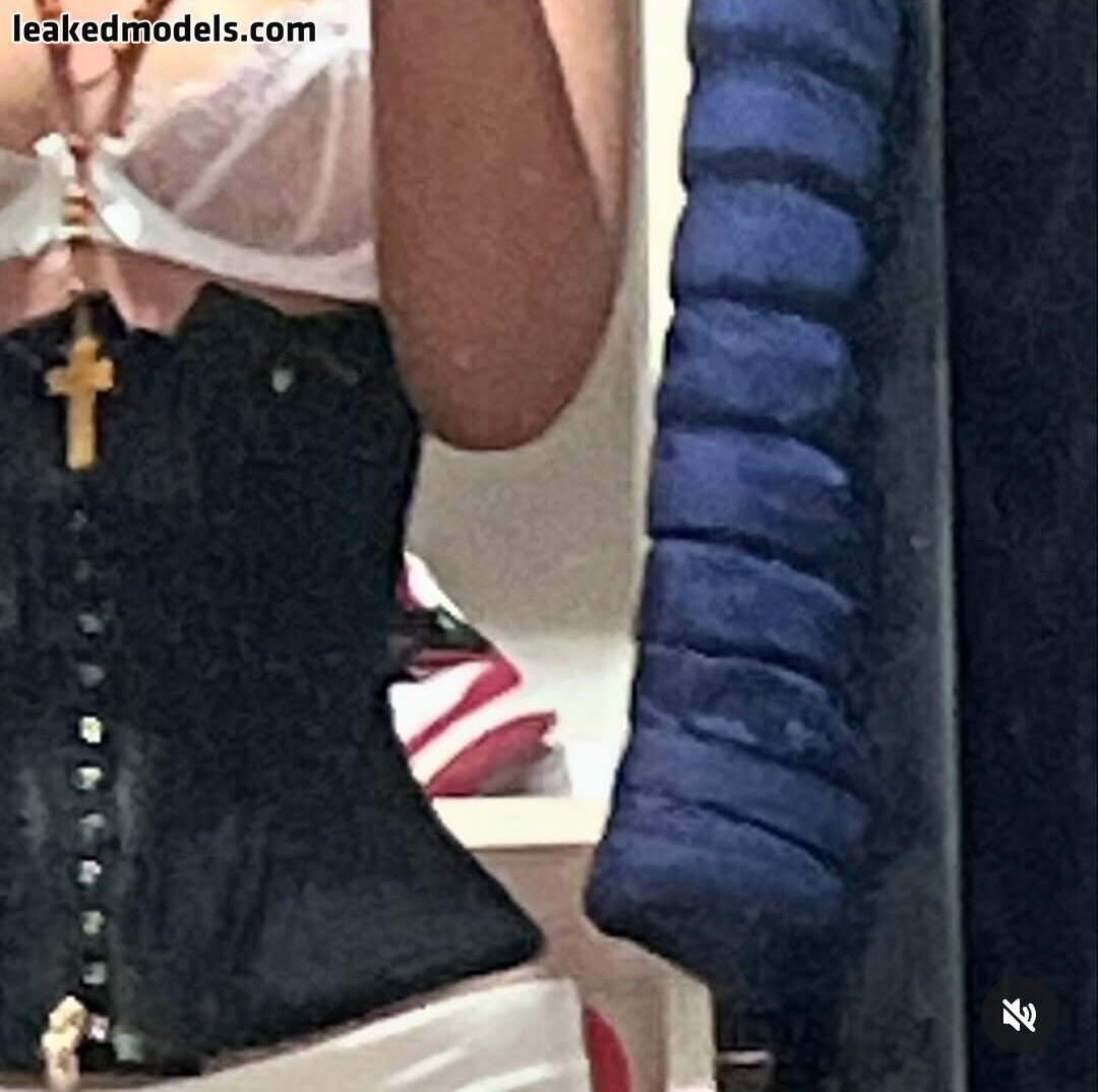 Soju Seo unveils her body cautiously